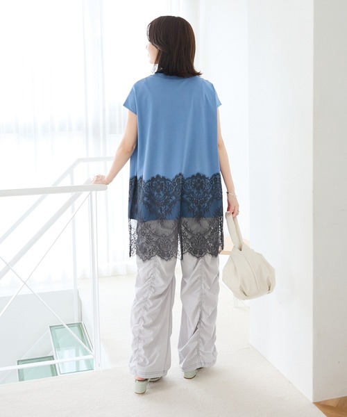 Green Parks(グリーンパークス)の「フレンチスリーブ裾レースロゴチュニック(チュニック・レディース・オフホワイト/ブルー/ブラック/ブラウン・FREE)」の8枚目の写真