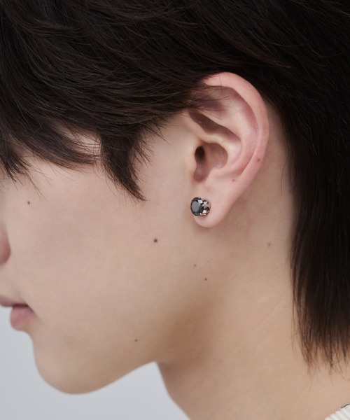 WYZ surgical stainless(ダブリューワイジィーサージカルステンレス)の「【 金属アレルギー対応 】 ビジューピアス風イヤリング サージカルステンレス(両耳用)(イヤリング・メンズ・ホワイト/ブラック・FREE)」の5枚目の写真