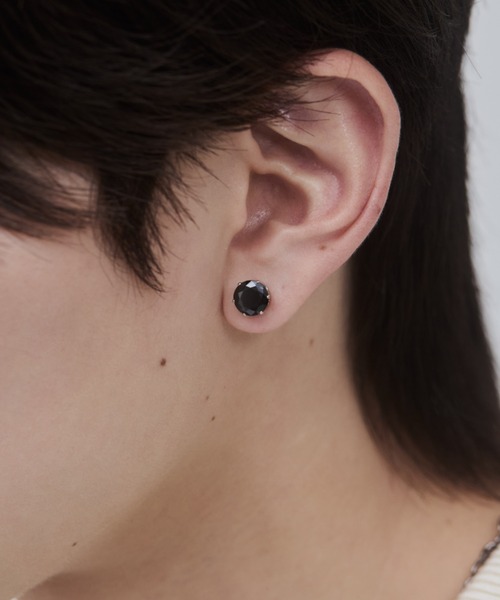 WYZ surgical stainless(ダブリューワイジィーサージカルステンレス)の「【 金属アレルギー対応 】 ビジューピアス風イヤリング サージカルステンレス(両耳用)(イヤリング・メンズ・ホワイト/ブラック・FREE)」の3枚目の写真