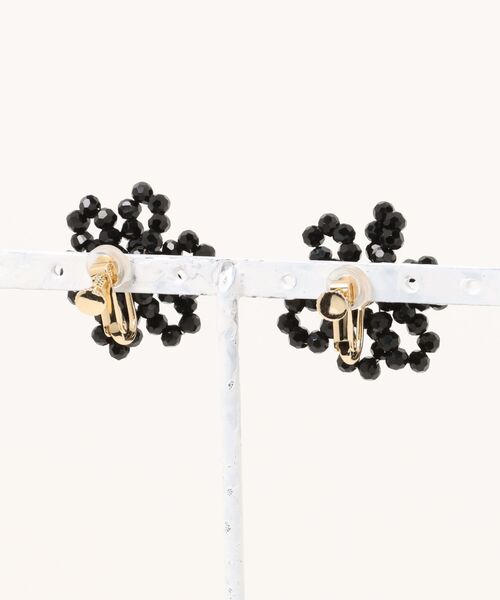 mysty woman(ミスティウーマン)の「フラワービーズイヤリング 582681(イヤリング・レディース・その他/ブラック・FREE)」の3枚目の写真