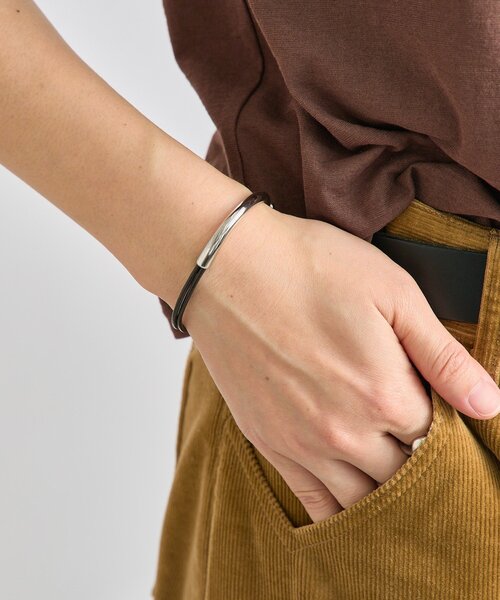 RIVE DROITE（リヴドロワ）の「【程よい存在感】コードバングル（バングル/リストバンド・レディース・キャメル/ダークブラウン・FREE）」の4枚目の写真