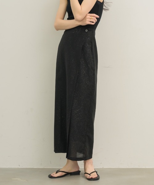 NEUNA(ヌナ)の「【あの大人気スカートからラメver.が登場?!】レイヤードラメラップスカート(スカート・レディース・アイボリー/ブラック・SMALL/MEDIUM)」の4枚目の写真