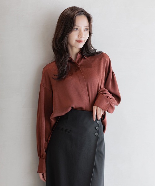 Andemiu（アンデミュウ）の「マットサテンシャツ586654（シャツ/ブラウス・レディース・モカ/レッド系その他6/アイボリー・FREE）」の2枚目の写真