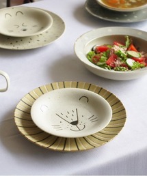 MILLION CARATS（ミリオンカラッツ）の「【電子レンジ＆食洗機対応】《美濃焼》おうちごはんがもっと楽しくなる！にっこりフェイスが食卓を彩る“もぐもぐランチプレートペアセット”。ライオン・ハリネズミ・ゴマアザラシの3種展開で、毎日のごはんにちょっとした遊び心をプラスしてくれる器です。（食器）」