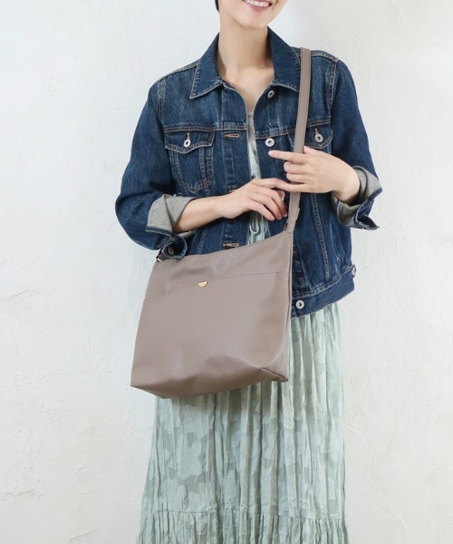 Per sist ence(パーシエンス)の「ソフトフェイクレザーフロントポケットメタルプレートショルダー(ショルダーバッグ・レディース・グレイッシュベージュ/ブラウン/ブラック/ブルーグリーン・ONE SIZE)」の1枚目の写真
