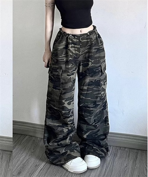 FREE STYLISTS(フリー スタイリスト)の「ドロスト迷彩柄デニムワイドパンツ(デニムパンツ・レディース・カーキ・S/M/XL/L)」の1枚目の写真
