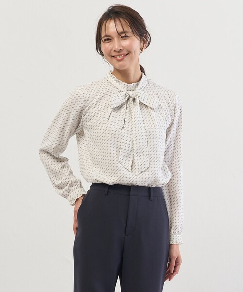 J.PRESS(ジェイプレス)の「スエード幾何プリント ブラウス(シャツ/ブラウス・レディース・ホワイト系5/ネイビー系5・T13)」の1枚目の写真