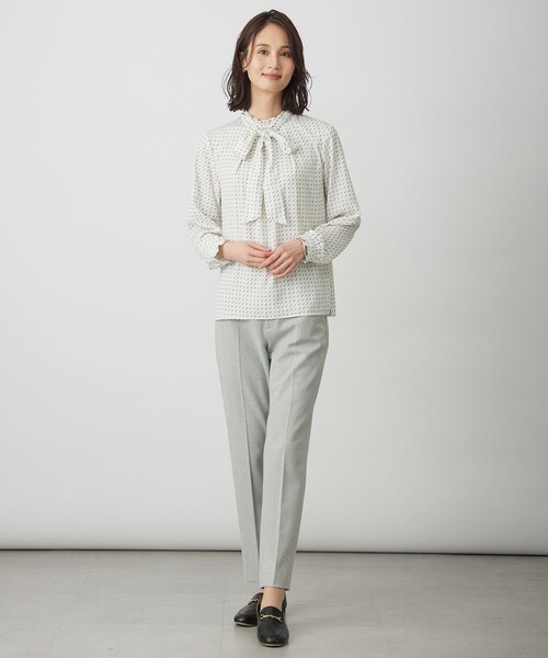 J.PRESS(ジェイプレス)の「スエード幾何プリント ブラウス(シャツ/ブラウス・レディース・ホワイト系5/ネイビー系5・T13)」の6枚目の写真