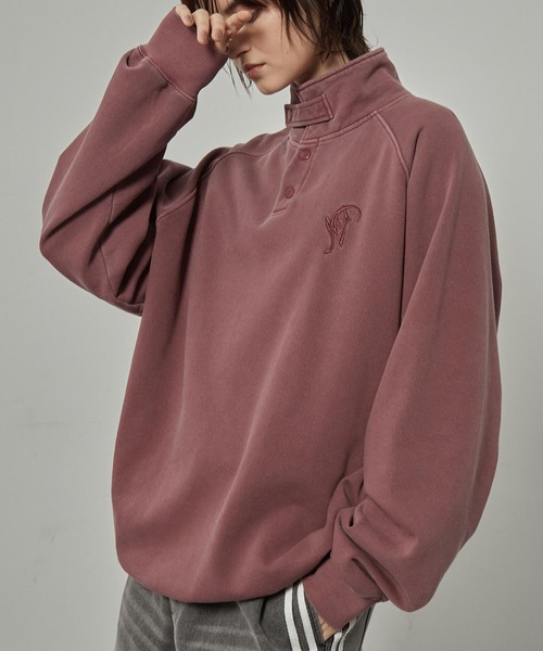 Alfred Alex(アルフレッドアレックス)の「【Alfred Alex】ヴィンテージ加工ピグメント ワンポイント刺繍 オーバーサイズスタンドネックスウェット(スウェット・メンズ・ワインレッド/ブルー/ブラック・L/M)」の3枚目の写真