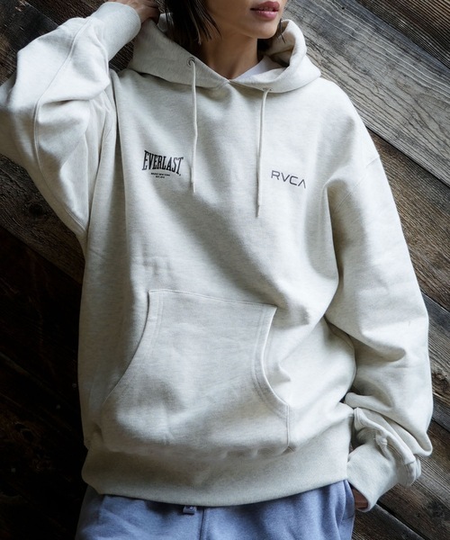EVERLAST(スポーツ・ライフスタイル)（エバーラスト）の「RVCA メンズ RVCA×EVERLAST HOODIE パーカー 【2025年秋冬モデル】/ルーカエバーラストコラボプルーバーパーカー(SET UP・セットアップ可能・空港コーデ)（パーカー・メンズ・ヘザーグレー/ブラック/ホワイト系その他・MEDIUM/SMALL/X-LARGE/LARGE）」の2枚目の写真