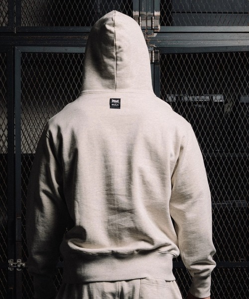 EVERLAST(スポーツ・ライフスタイル)（エバーラスト）の「RVCA メンズ RVCA×EVERLAST HOODIE パーカー 【2025年秋冬モデル】/ルーカエバーラストコラボプルーバーパーカー(SET UP・セットアップ可能・空港コーデ)（パーカー・メンズ・ヘザーグレー/ブラック/ホワイト系その他・MEDIUM/SMALL/X-LARGE/LARGE）」の5枚目の写真