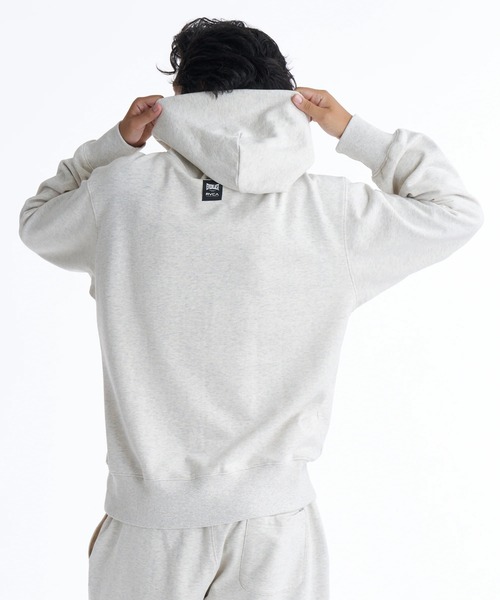 EVERLAST(スポーツ・ライフスタイル)（エバーラスト）の「RVCA メンズ RVCA×EVERLAST HOODIE パーカー 【2025年秋冬モデル】/ルーカエバーラストコラボプルーバーパーカー(SET UP・セットアップ可能・空港コーデ)（パーカー・メンズ・ヘザーグレー/ブラック/ホワイト系その他・MEDIUM/SMALL/X-LARGE/LARGE）」の9枚目の写真