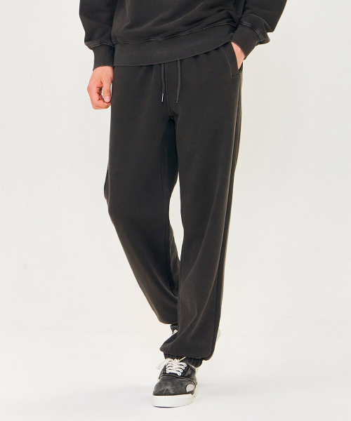CHASECULT(チェイスカルト)の「男性ピグメントジョガーパンツ-チャコール(スウェットパンツ・メンズ・ダークグレー・86/70/76/92/82)」の2枚目の写真