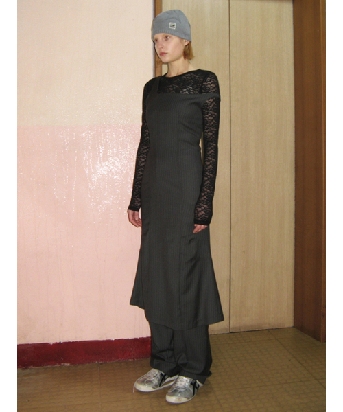 SINOON(シヌーン)の「UNBALANCE ONE-SHOULDER LONG DRESS (CHARCOAL)(ワンピース・レディース・チャコール・SMALL/MEDIUM)」の2枚目の写真