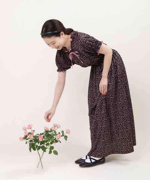 Dot＆Stripes CHILD WOMAN（ドットアンドストライプス　チャイルドウーマン）の「ポンチsmall roseプリント パフスリーブワンピース（ワンピース・レディース・ブラック/ネイビー・FREE）」の3枚目の写真