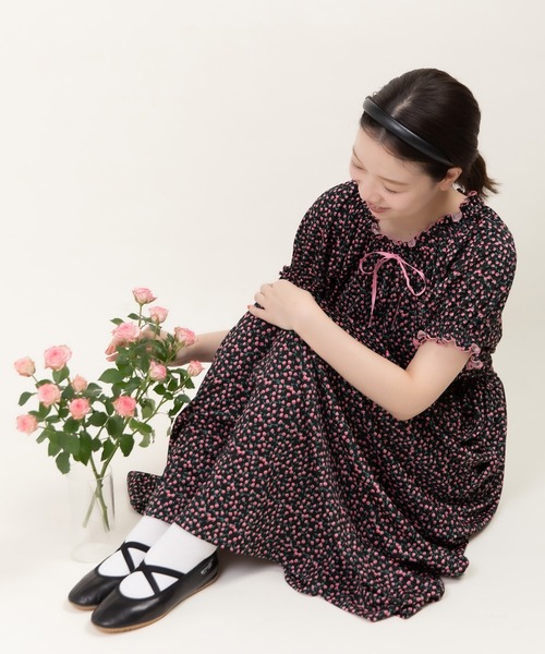 Dot＆Stripes CHILD WOMAN（ドットアンドストライプス　チャイルドウーマン）の「ポンチsmall roseプリント パフスリーブワンピース（ワンピース・レディース・ブラック/ネイビー・FREE）」の8枚目の写真