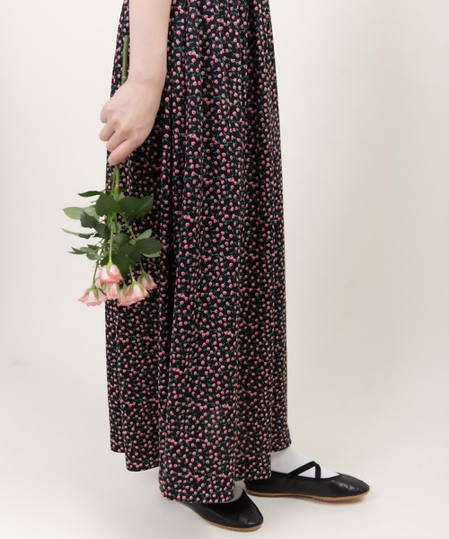 Dot＆Stripes CHILD WOMAN（ドットアンドストライプス　チャイルドウーマン）の「ポンチsmall roseプリント パフスリーブワンピース（ワンピース・レディース・ブラック/ネイビー・FREE）」の13枚目の写真