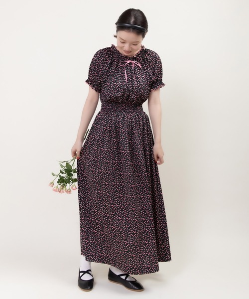 Dot＆Stripes CHILD WOMAN（ドットアンドストライプス　チャイルドウーマン）の「ポンチsmall roseプリント パフスリーブワンピース（ワンピース・レディース・ブラック/ネイビー・FREE）」の7枚目の写真