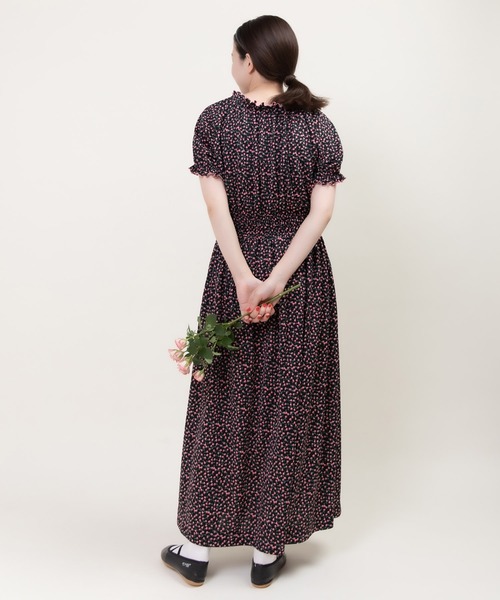 Dot＆Stripes CHILD WOMAN（ドットアンドストライプス　チャイルドウーマン）の「ポンチsmall roseプリント パフスリーブワンピース（ワンピース・レディース・ブラック/ネイビー・FREE）」の6枚目の写真