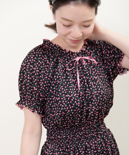 Dot＆Stripes CHILD WOMAN（ドットアンドストライプス　チャイルドウーマン）の「ポンチsmall roseプリント パフスリーブワンピース（ワンピース・レディース・ブラック/ネイビー・FREE）」の9枚目の写真