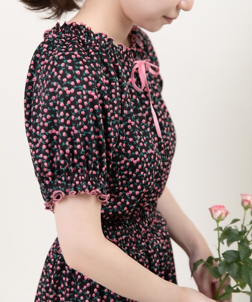 Dot＆Stripes CHILD WOMAN（ドットアンドストライプス　チャイルドウーマン）の「ポンチsmall roseプリント パフスリーブワンピース（ワンピース・レディース・ブラック/ネイビー・FREE）」の10枚目の写真