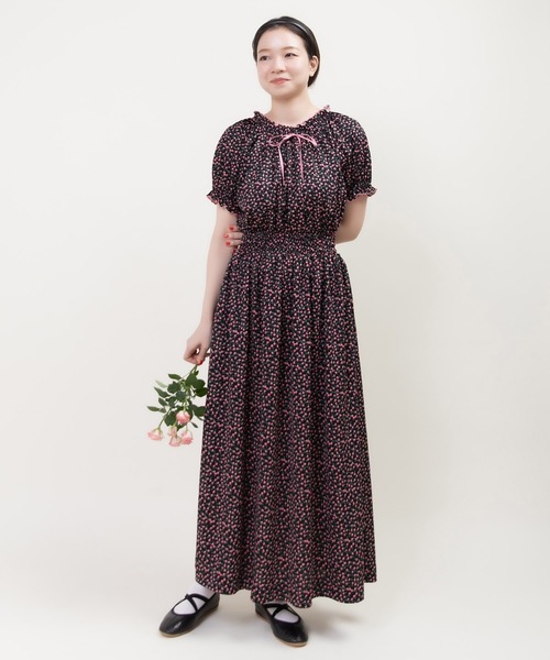 Dot＆Stripes CHILD WOMAN（ドットアンドストライプス　チャイルドウーマン）の「ポンチsmall roseプリント パフスリーブワンピース（ワンピース・レディース・ブラック/ネイビー・FREE）」の4枚目の写真