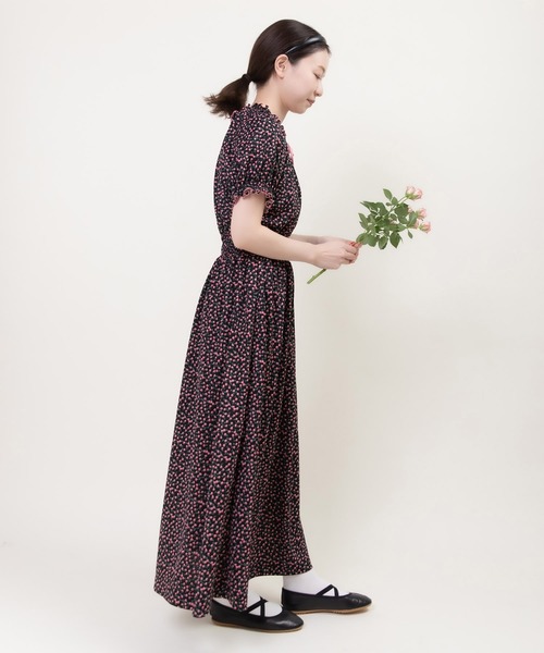Dot＆Stripes CHILD WOMAN（ドットアンドストライプス　チャイルドウーマン）の「ポンチsmall roseプリント パフスリーブワンピース（ワンピース・レディース・ブラック/ネイビー・FREE）」の5枚目の写真
