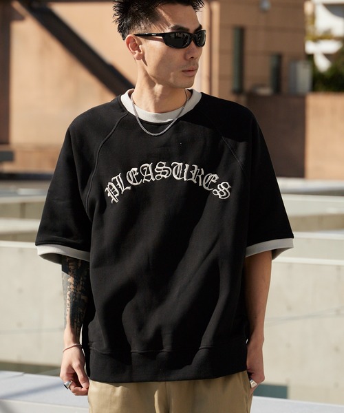 PLEASURES(プレジャー)の「PLEASURES/プレジャーズ オールドイングリッシュブランドロゴ ラグランスリーブ リンガースウェット 秋 秋服 2026年秋冬(Tシャツ/カットソー・メンズ・ブラック・L/XL)」の1枚目の写真