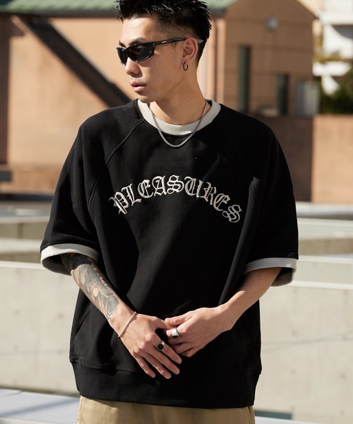 PLEASURES(プレジャー)の「PLEASURES/プレジャーズ オールドイングリッシュブランドロゴ ラグランスリーブ リンガースウェット 秋 秋服 2026年秋冬(Tシャツ/カットソー・メンズ・ブラック・L/XL)」の13枚目の写真
