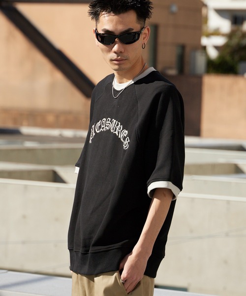 PLEASURES(プレジャー)の「PLEASURES/プレジャーズ オールドイングリッシュブランドロゴ ラグランスリーブ リンガースウェット 秋 秋服 2026年秋冬(Tシャツ/カットソー・メンズ・ブラック・L/XL)」の8枚目の写真