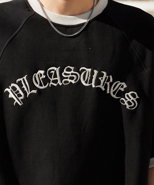 PLEASURES(プレジャー)の「PLEASURES/プレジャーズ オールドイングリッシュブランドロゴ ラグランスリーブ リンガースウェット 秋 秋服 2026年秋冬(Tシャツ/カットソー・メンズ・ブラック・L/XL)」の4枚目の写真