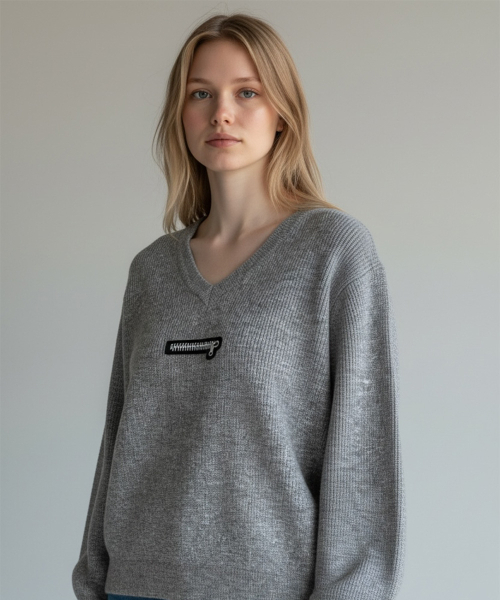 BORN SLIPPY(ボーンスリッピー)の「Muted Zip V-Neck Knit (Gray)(ニット/セーター・レディース・その他・FREE)」の2枚目の写真