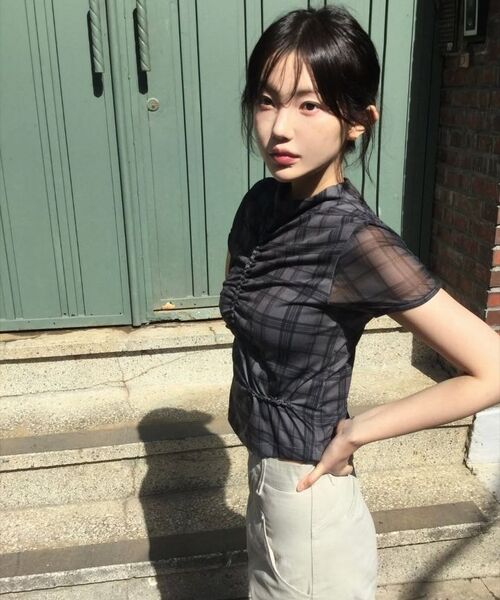KIMZISU(キムジス)の「チェック柄スモッキングTシャツ_ブラック(Tシャツ/カットソー・レディース・ブラック・S/M)」の6枚目の写真