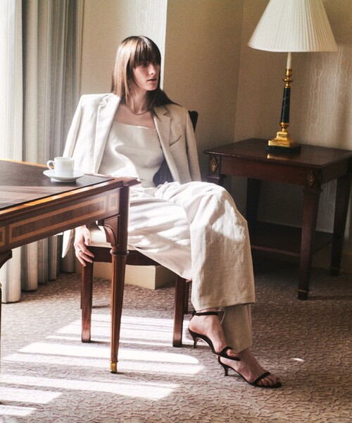 allureville(アルアバイル)の「シャークスキンショートジレ(ベスト・レディース・ベージュ/オフホワイト/ブラック・2)」の8枚目の写真