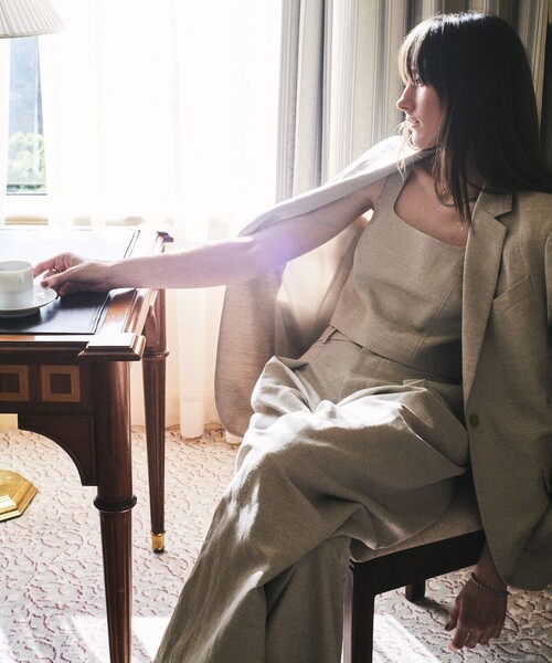 allureville(アルアバイル)の「シャークスキンショートジレ(ベスト・レディース・ベージュ/オフホワイト/ブラック・2)」の9枚目の写真