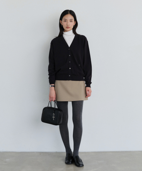 URAGO（ユラーゴ）の「Washable V-neck cardigan（カーディガン/ボレロ・レディース・チャコールグレー/イエロー/ミント/ネイビー/ベージュ/オートミール・FREE）」の10枚目の写真