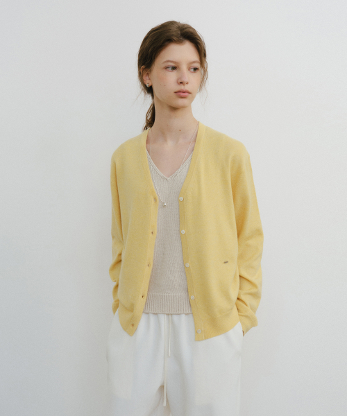 URAGO（ユラーゴ）の「Washable V-neck cardigan（カーディガン/ボレロ・レディース・チャコールグレー/イエロー/ミント/ネイビー/ベージュ/オートミール・FREE）」の11枚目の写真