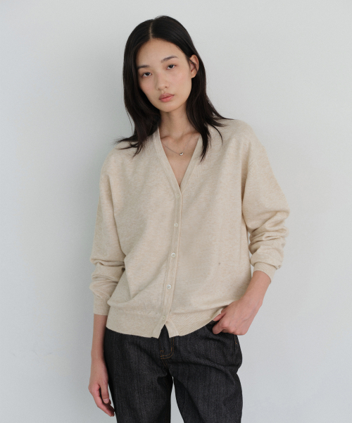 URAGO（ユラーゴ）の「Washable V-neck cardigan（カーディガン/ボレロ・レディース・チャコールグレー/イエロー/ミント/ネイビー/ベージュ/オートミール・FREE）」の12枚目の写真