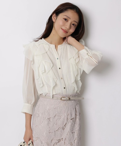 JUSGLITTY（ジャスグリッティー）の「ボウタイフリルショートブラウス（シャツ/ブラウス・レディース・オフホワイト/ピンクベージュ/ライトブルー/ネイビー・2/1）」の2枚目の写真