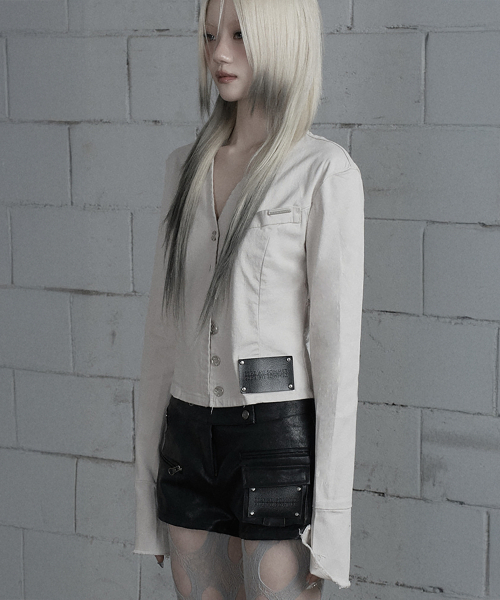 ETRE AU SOMMET（エトレオソメ）の「Back Diagonal Eyelet Collarless Crop Jacket (Beige)（デニムジャケット・レディース・Beige・1/2）」の2枚目の写真