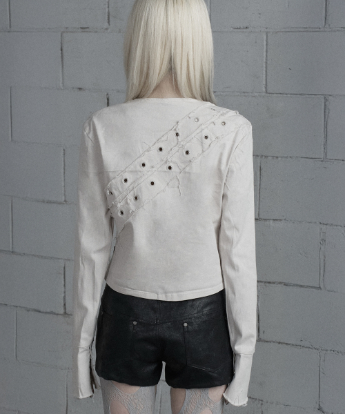 ETRE AU SOMMET（エトレオソメ）の「Back Diagonal Eyelet Collarless Crop Jacket (Beige)（デニムジャケット・レディース・Beige・1/2）」の3枚目の写真