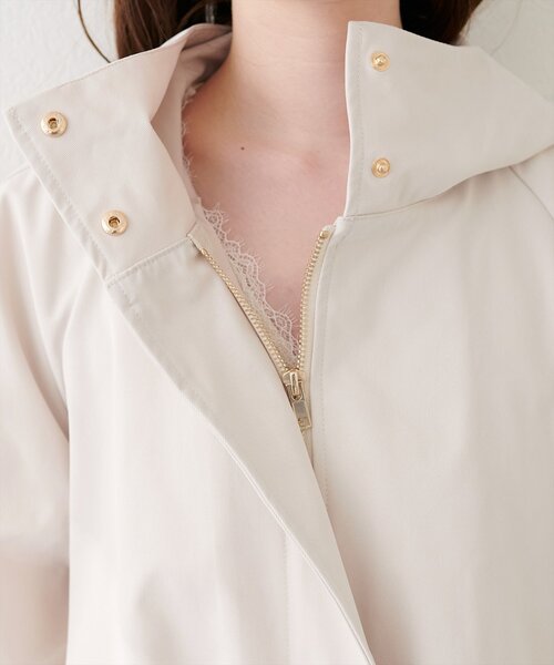 natural couture（ナチュラルクチュール）の「バックチュールペプラムマウンテンパーカージャケット（マウンテンパーカー・レディース・ブラック/アイボリー/ベージュ・FREE）」の4枚目の写真