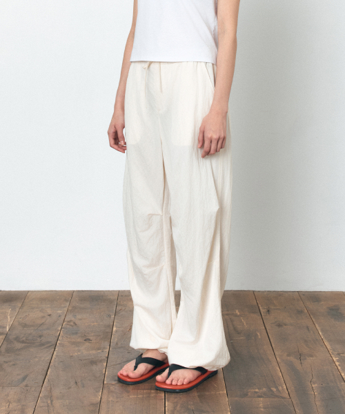 SIYAZU（シヤジュ）の「SIPT7184 シルキーパラシュートパンツ_クリーム（スラックス・レディース・Cream・SMALL/MEDIUM）」の2枚目の写真