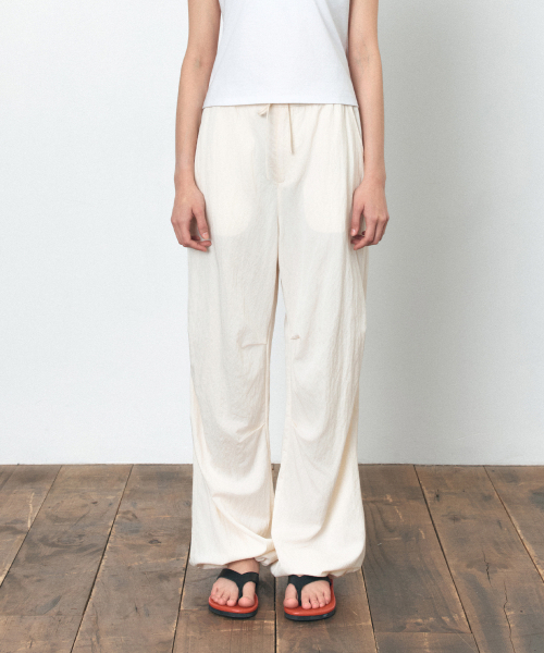 SIYAZU（シヤジュ）の「SIPT7184 シルキーパラシュートパンツ_クリーム（スラックス・レディース・Cream・SMALL/MEDIUM）」の4枚目の写真