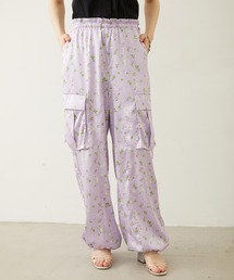 MILKFED.（ミルクフェド）の「FLORAL PATTERN SATIN CARGO PANTS（カーゴパンツ）」
