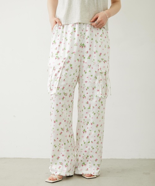 MILKFED.（ミルクフェド）の「FLORAL PATTERN SATIN CARGO PANTS（カーゴパンツ・レディース・ライトパープル/ホワイト/ブラック・S/M）」の2枚目の写真