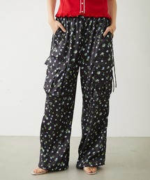 MILKFED.（ミルクフェド）の「FLORAL PATTERN SATIN CARGO PANTS（カーゴパンツ）」