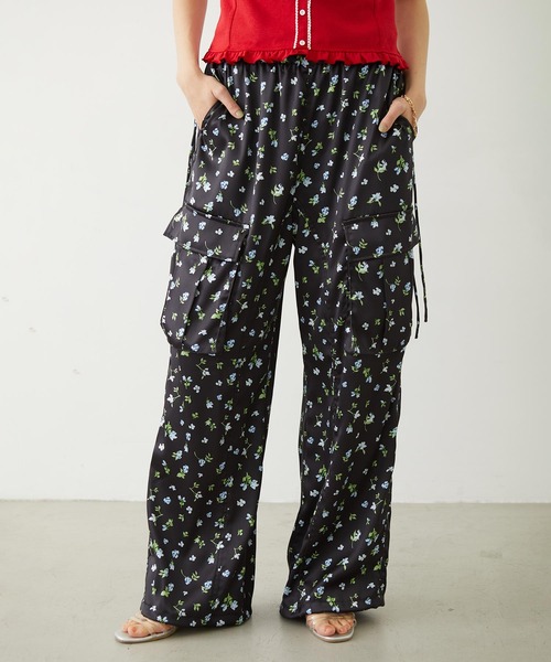 FLORAL PATTERN SATIN CARGO PANTS（カーゴパンツ）｜MILKFED.（ミルク