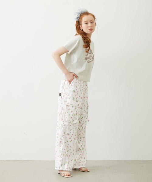 MILKFED.（ミルクフェド）の「FLORAL PATTERN SATIN CARGO PANTS（カーゴパンツ・レディース・ライトパープル/ホワイト/ブラック・S/M）」の8枚目の写真