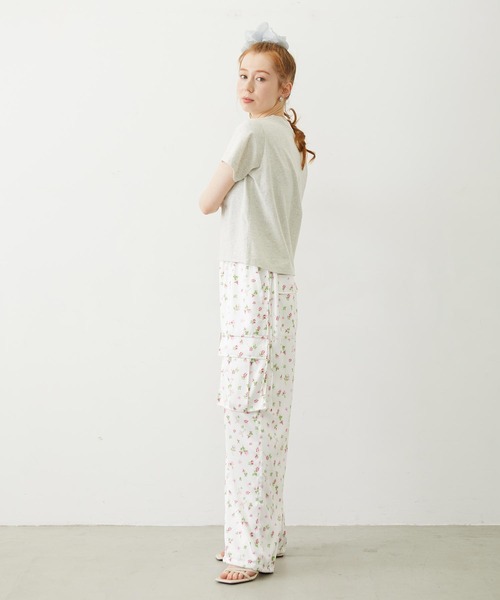 MILKFED.（ミルクフェド）の「FLORAL PATTERN SATIN CARGO PANTS（カーゴパンツ・レディース・ライトパープル/ホワイト/ブラック・S/M）」の10枚目の写真